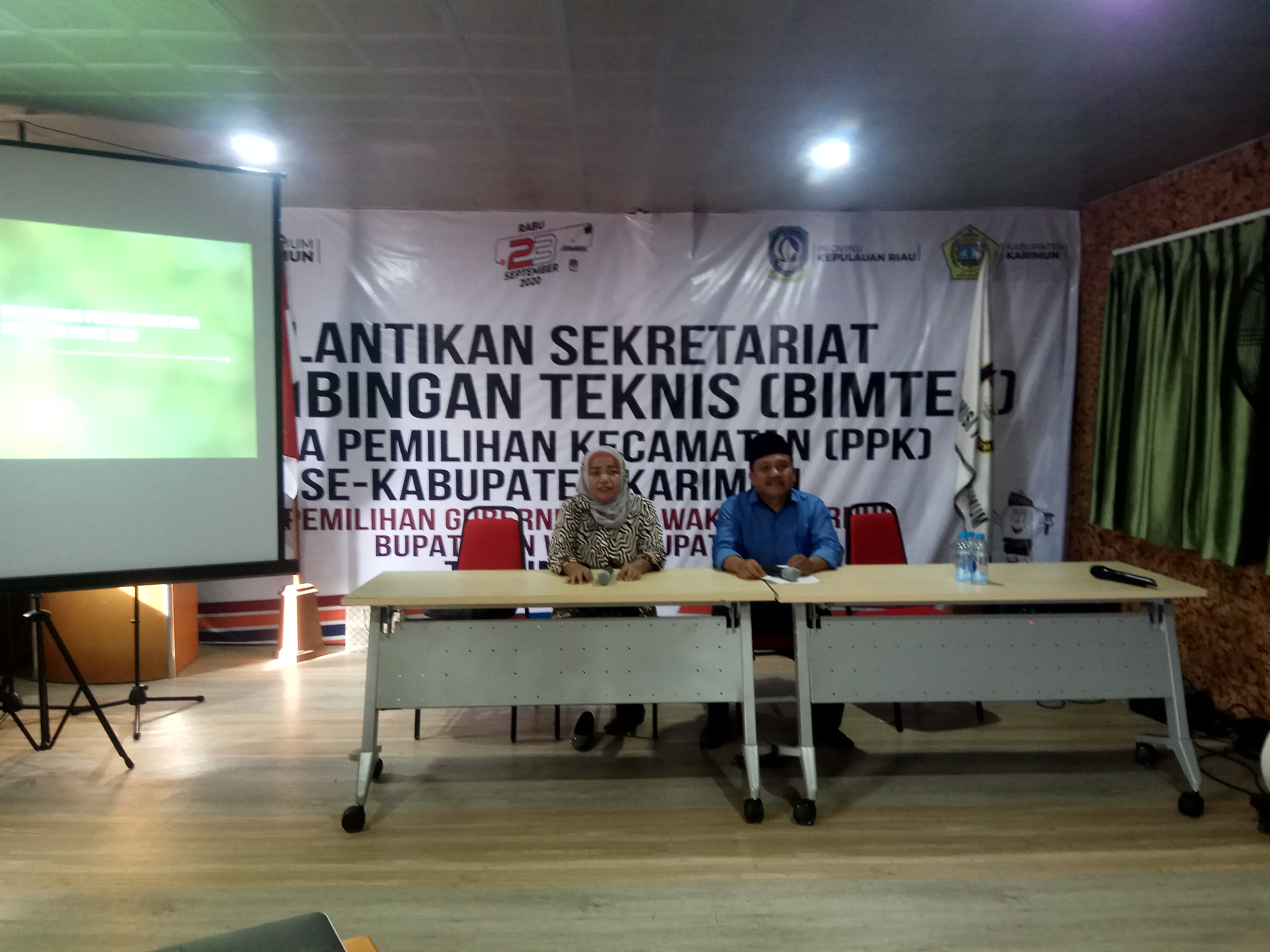 KOMISIONER BAWASLU KARIMUN HADIRI UNDANGAN KPU SEBAGAI PEMATERI