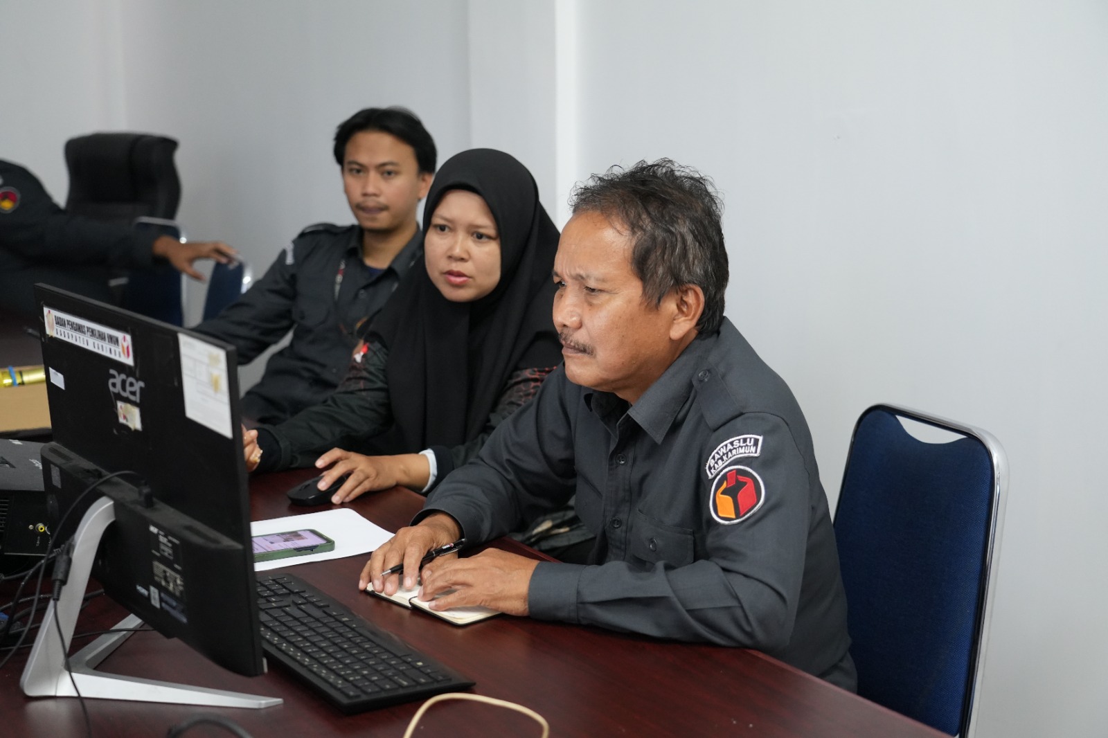 Koordiv Hukum Pencegahan Partisipasi Masyarakat dan Humas Bawaslu Kabupaten Karimun beserta staf menghadiri kegiatan Rakor P2H se-Kepulauan Riau
