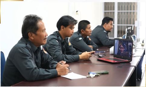 Koordiv Hukum Pencegahan Partisipasi Masyaraka dan Humas Bawaslu Kabupaten Karimun beserta staf menghadiri kegiatan Literasi Pojok Pengawasan secara Virtual