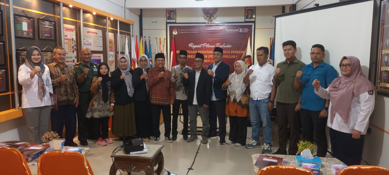 Penyerahan Berita Acara Rapat Pleno Data Pemilih Berkelanjutan ke Bawaslu Kabupaten Karimun