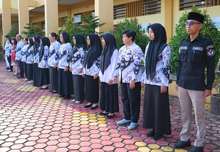 Tingkatkan Partisipasi Pemilih Pemula, Ketua Bawaslu Karimun Jadi Pembina Upacara di SMK Vidya Sasana