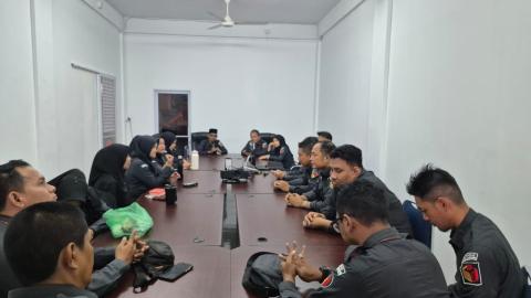Ketua Bawaslu Kabupaten Karimun Memberi arahan pada rapat mingguan