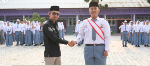 Ketua Bawaslu Kabupaten Karimun Jadi Pembina Upacara di SMKN 2 Karimun, Tekankan 5 Poin Penting Ikrar Pelajar