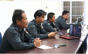 Koordiv Hukum Pencegahan Partisipasi Masyaraka dan Humas Bawaslu Kabupaten Karimun beserta staf menghadiri kegiatan Literasi Pojok Pengawasan secara Virtual