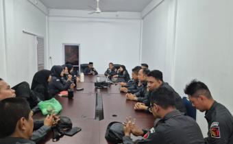 Ketua Bawaslu Kabupaten Karimun Memberi arahan pada rapat mingguan