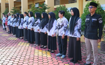 Tingkatkan Partisipasi Pemilih Pemula, Ketua Bawaslu Karimun Jadi Pembina Upacara di SMK Vidya Sasana