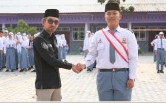 Ketua Bawaslu Kabupaten Karimun Jadi Pembina Upacara di SMKN 2 Karimun, Tekankan 5 Poin Penting Ikrar Pelajar